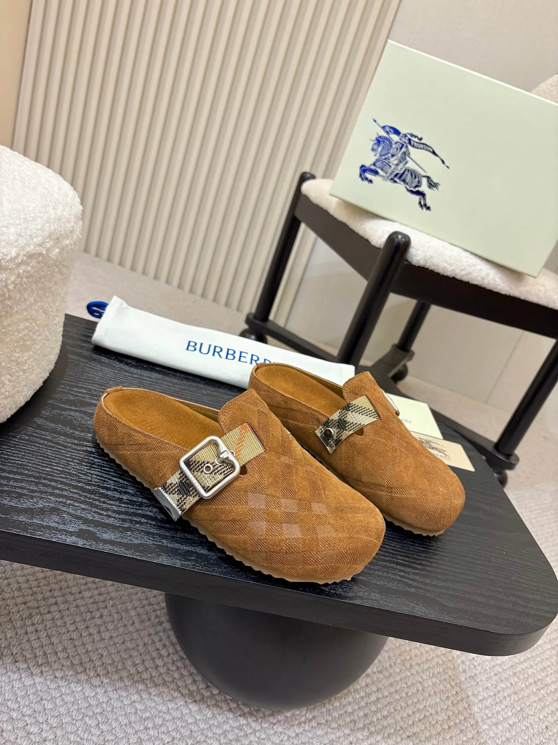 Men's Men's Shoes💰580 Burberry2025's hot-selling Birkenstock slippers are released, made of soft suede fabric and refined in Italian workshops. Featuring an embossed plaid pattern and an embossed sole embellished with the archive brand's logo. Features an adjustable B-shaped buckle strap and is embellished with the signature sand-colored Burberry check in jacquard worsted.   ✅Fabric: suede ✅Lining: silk cowhide ✅Outsole: TPU ✅Color: black, brown, pink, apricot 4 colors available ✅Code number: 35-45 for men and women (35, 45 customized)